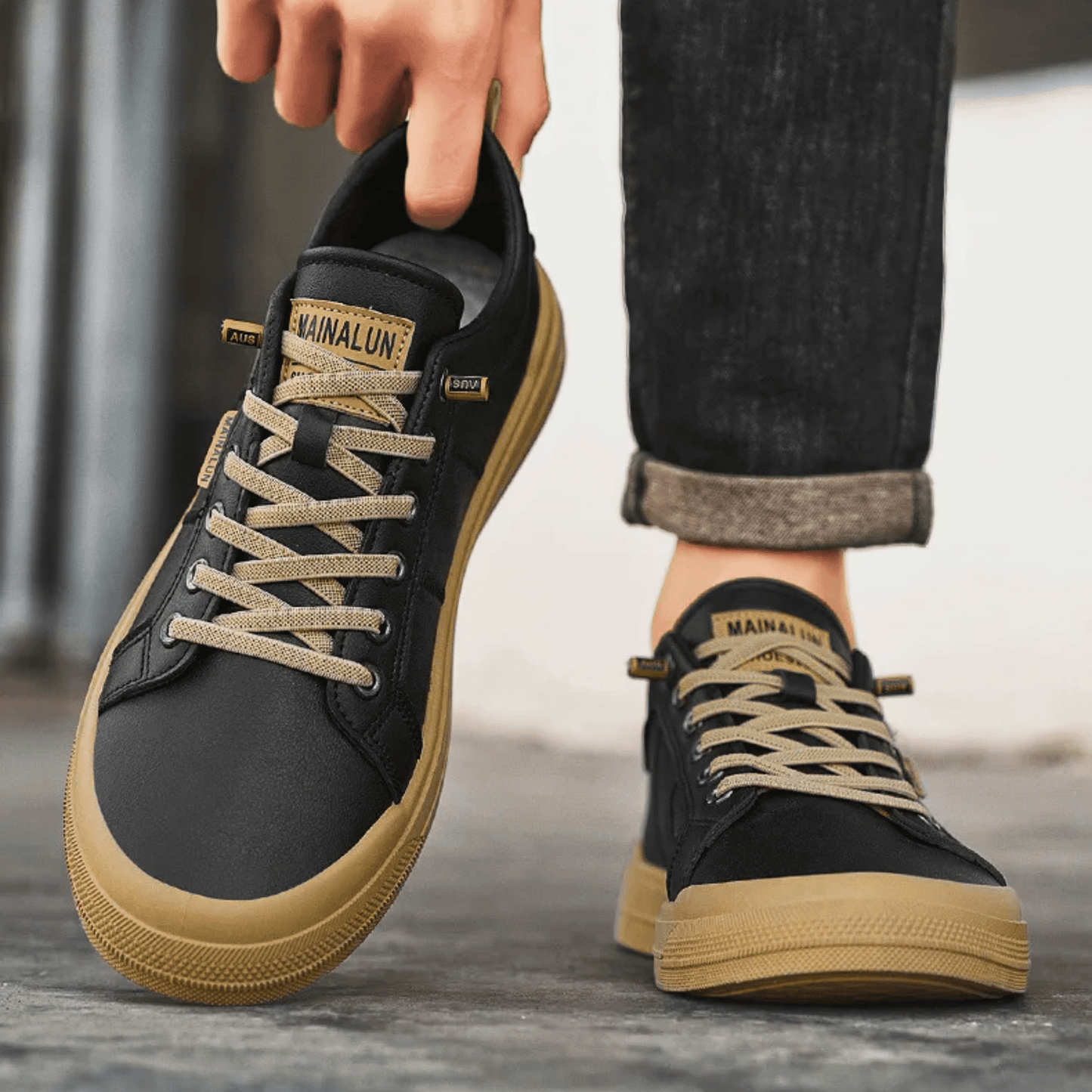 Sinclair trainers black detail